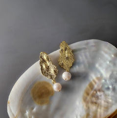 Baroque Pearl Hammered Metal