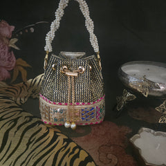 Gotapatti bucket bag in shades of black