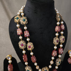 Two layer necklace set with hint if red