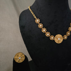 Minimalistic flower necklace