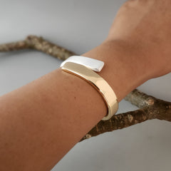 Dual tone overlap cuff