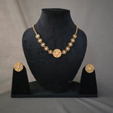 Minimalistic flower necklace