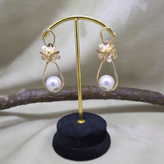 Multi knot pearl flower dangler