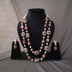 Two layer necklace set with hint if red