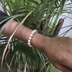 Dainty baroque pearl bracelet