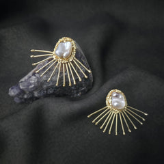 Arrow pearl studs