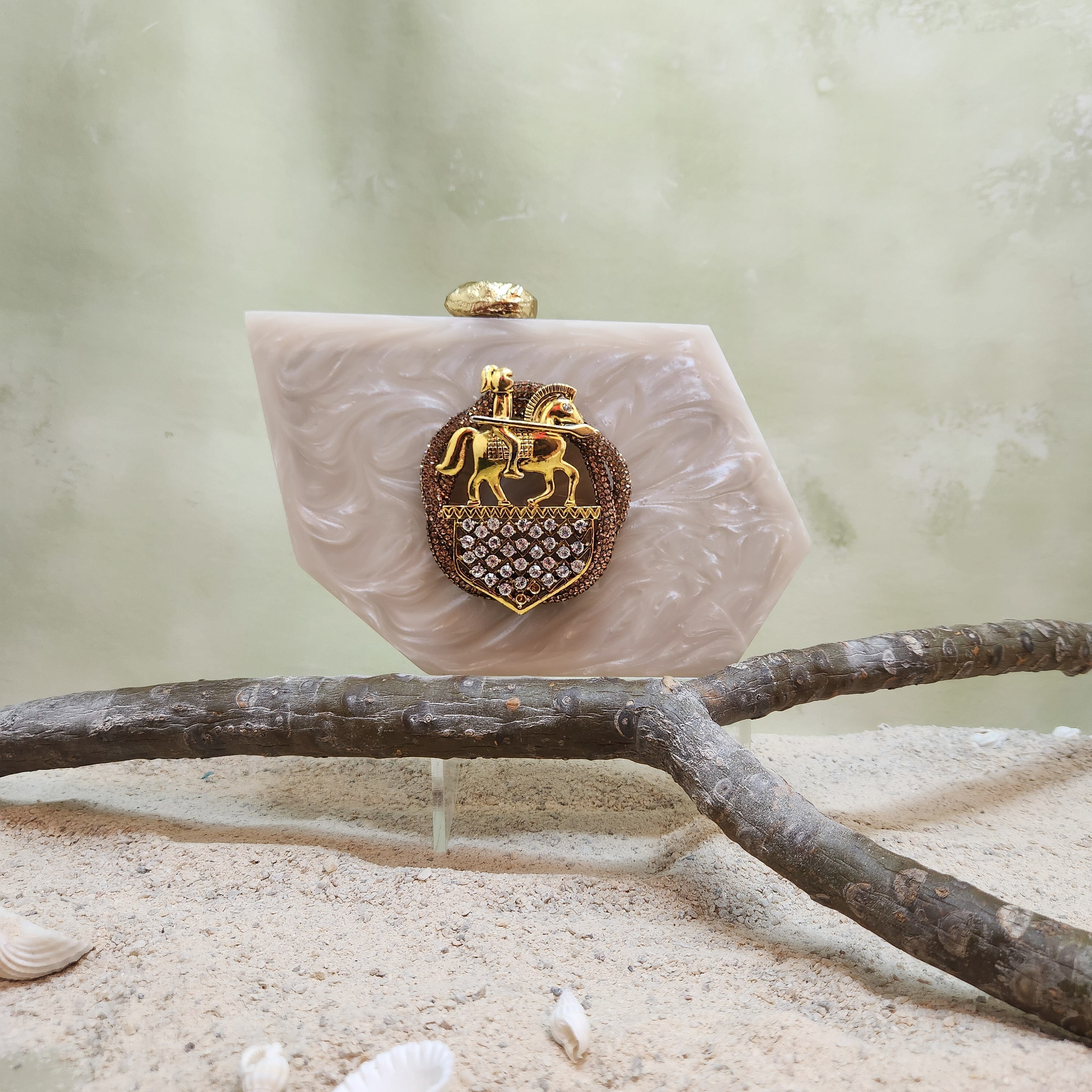 The Intricacy And Uniqueness Of Resin Clutch Bags Are Beyond Ordinary!