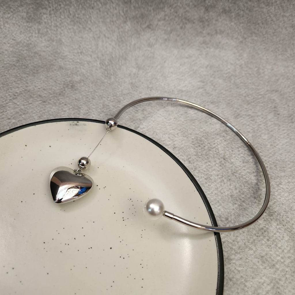 Heart on a String Pearl Neckpiece - Silver