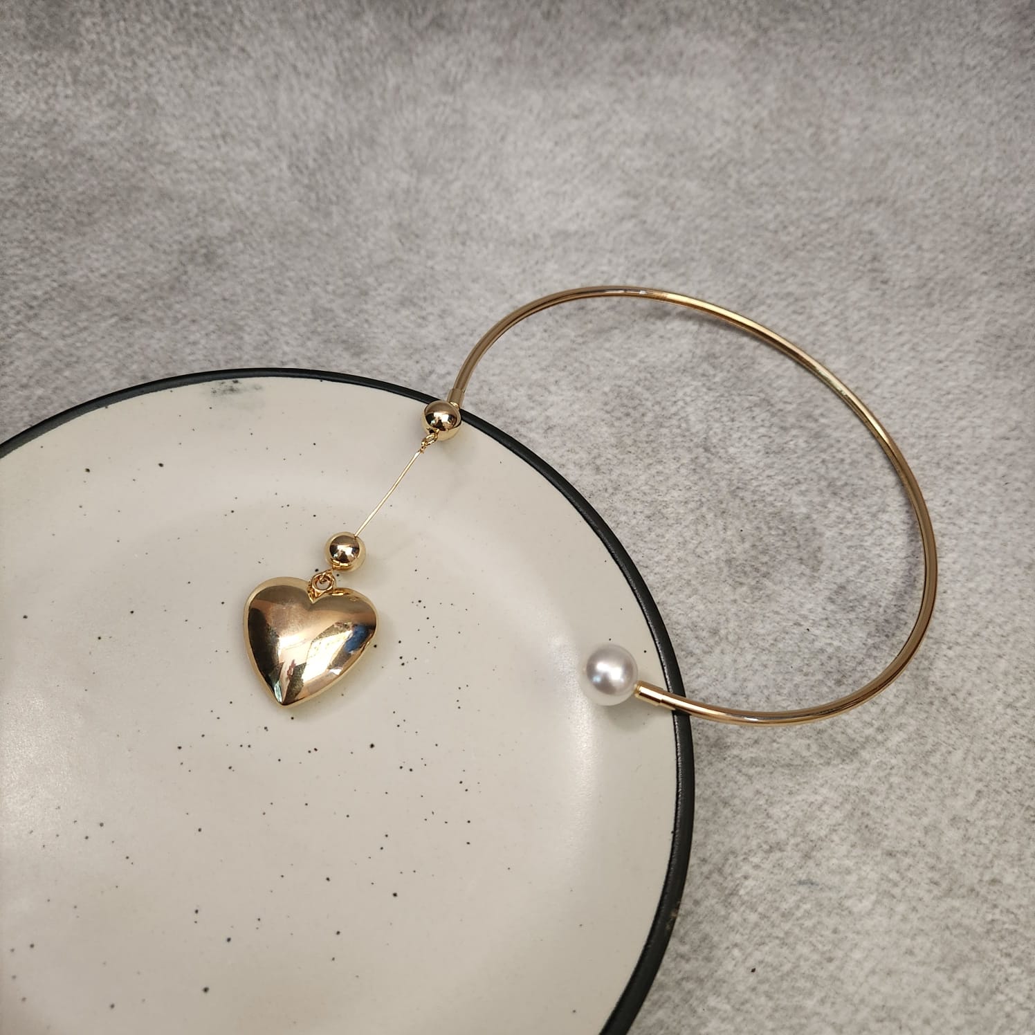 Heart on a String Pearl Neckpiece - Golden Secondary image
