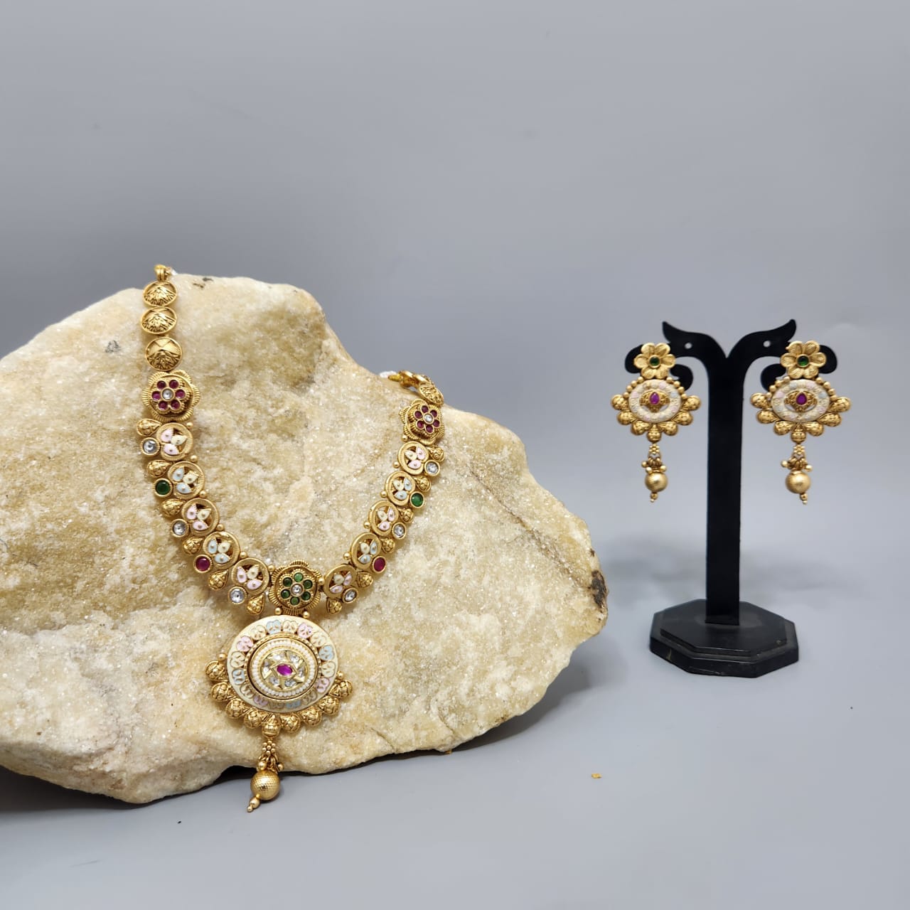 Meena Kundan Work Necklace Main image