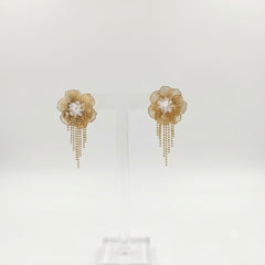Lightweight flower dangler