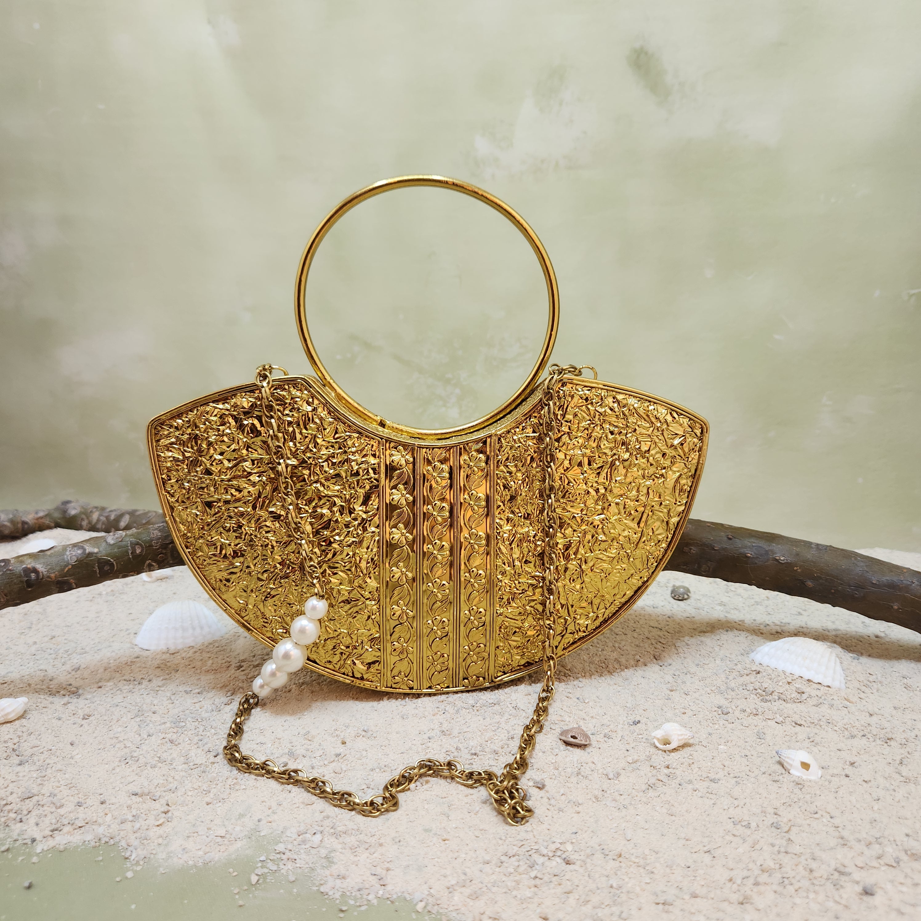 Aaliyah Bag in gold with  black mother of pearl