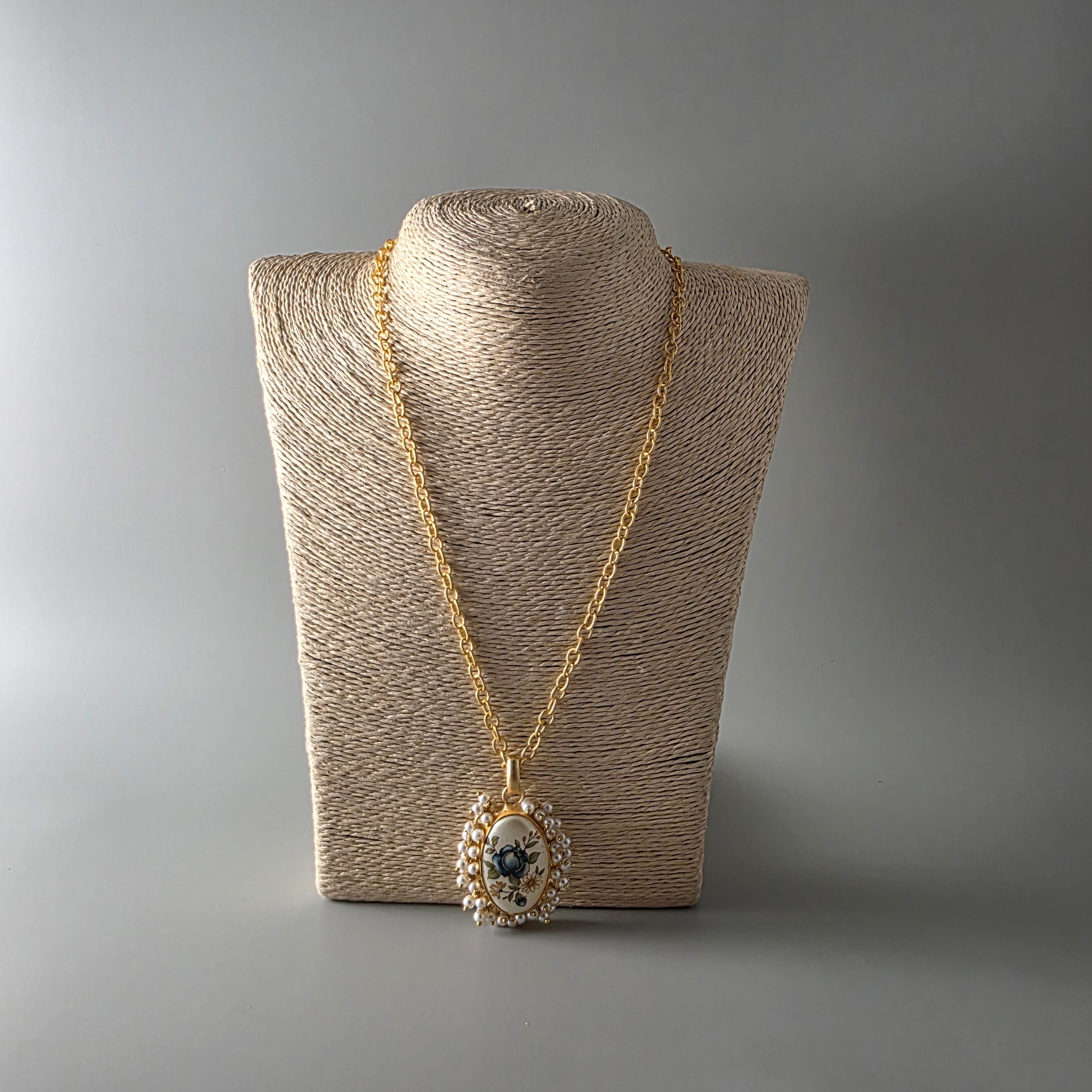 Rose painting shell Pendant with chain Secondary image