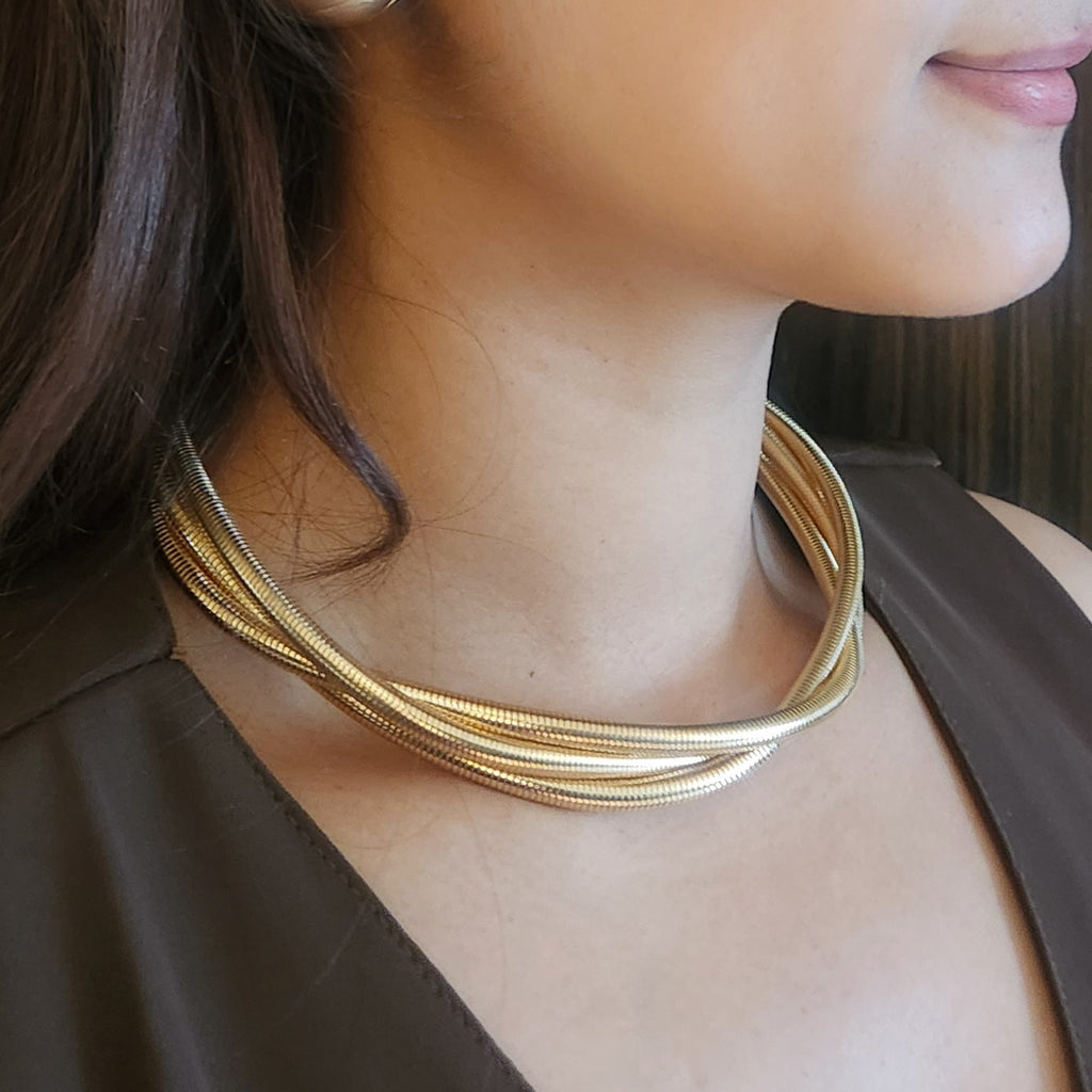 String necklace in gold