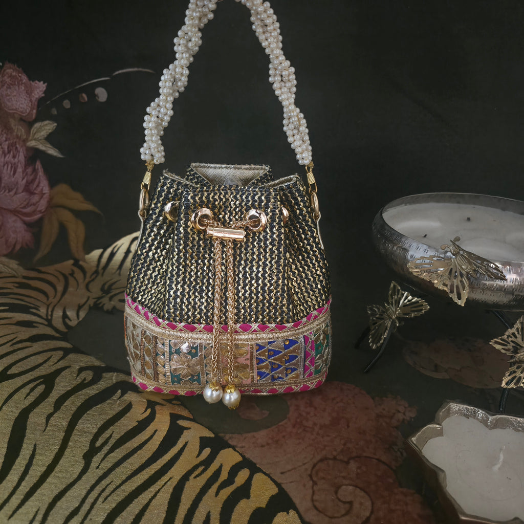 Gotapatti bucket bag in shades of black