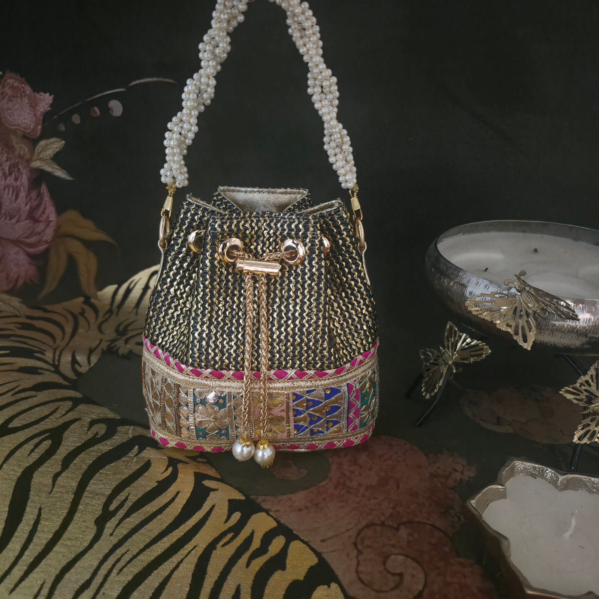 Gotapatti bucket bag in shades of black