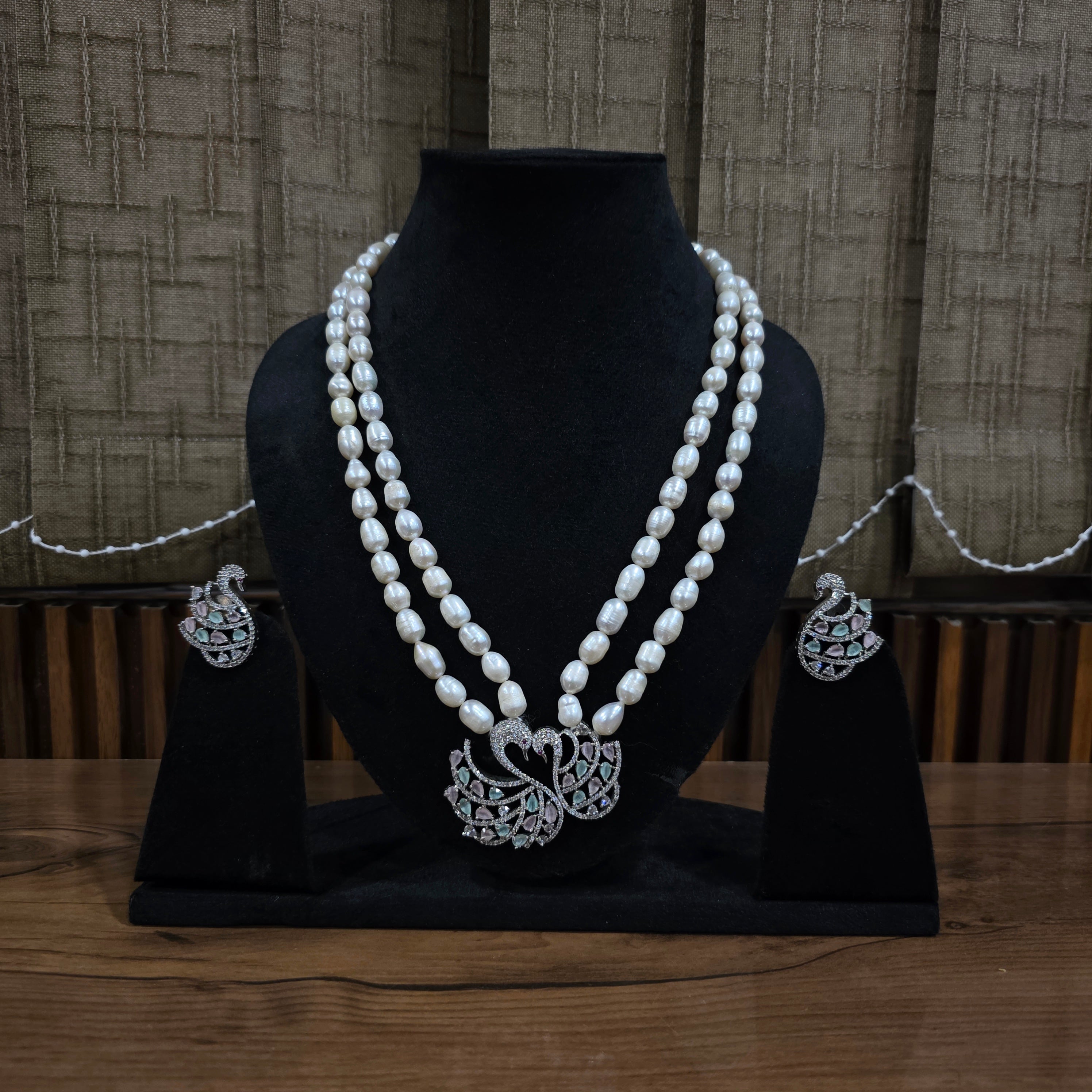 The Twin Swan Pearl Necklace [ multi ]
