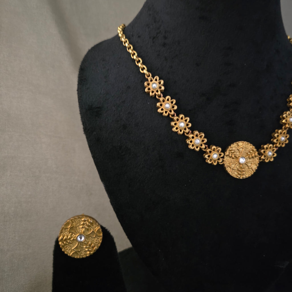 Minimalistic flower necklace