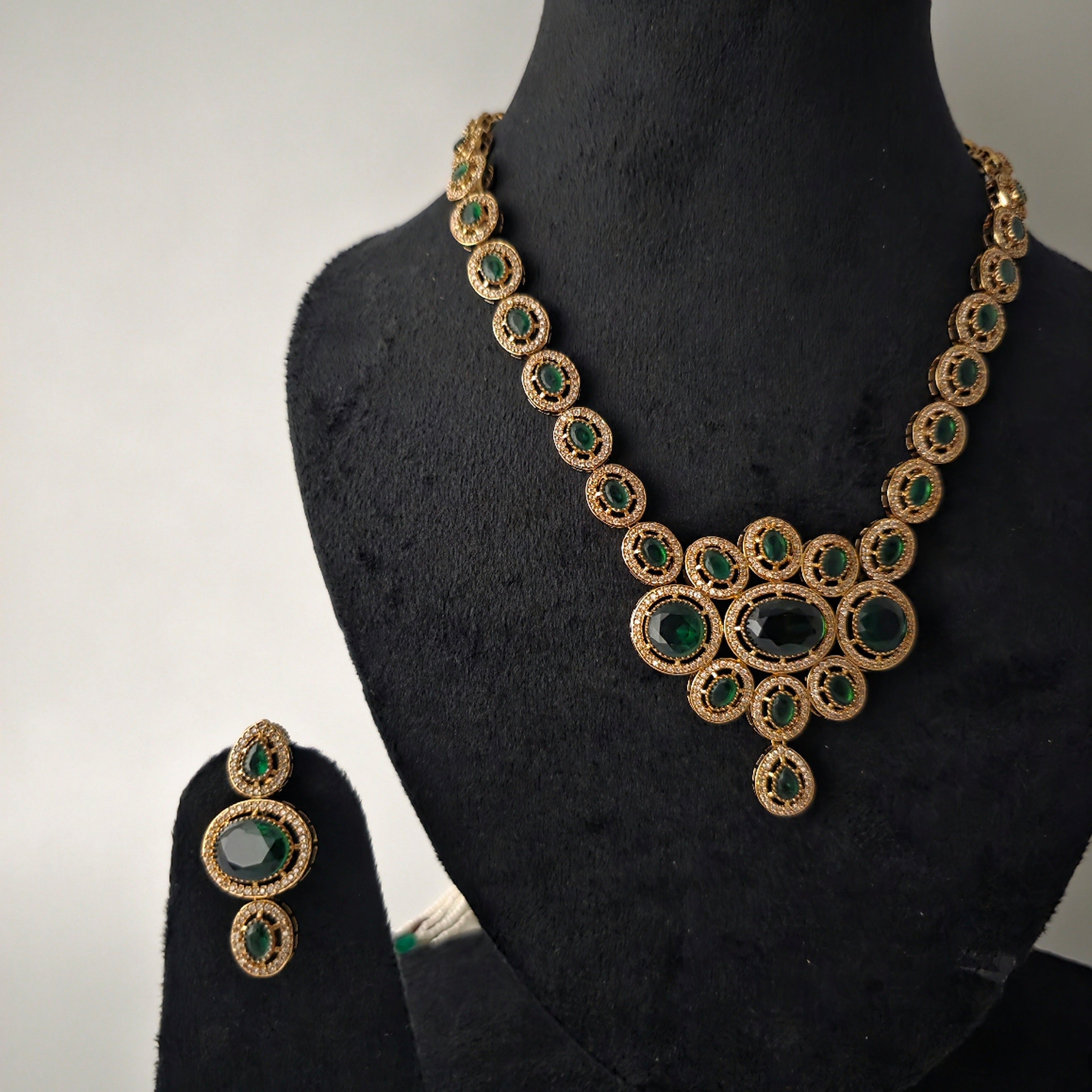 Emerald Polki Necklace Secondary image