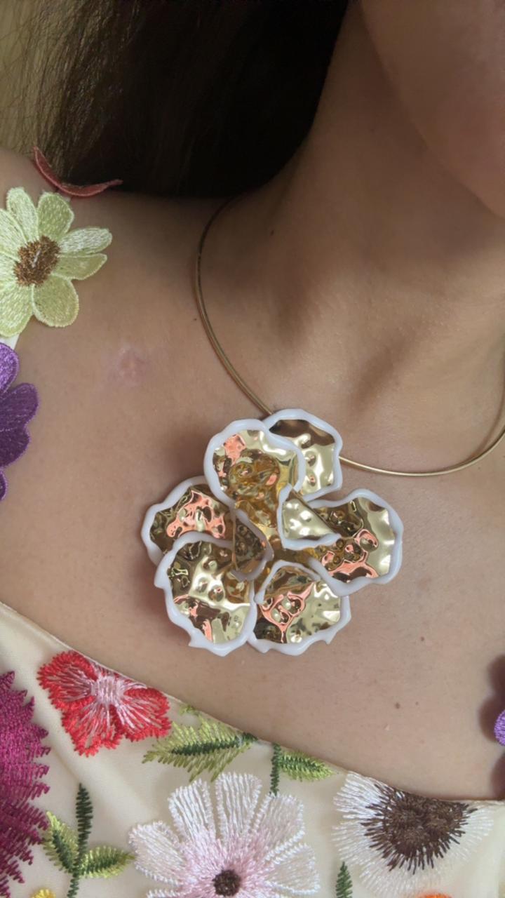 Cluster flower neckpiece gold and white