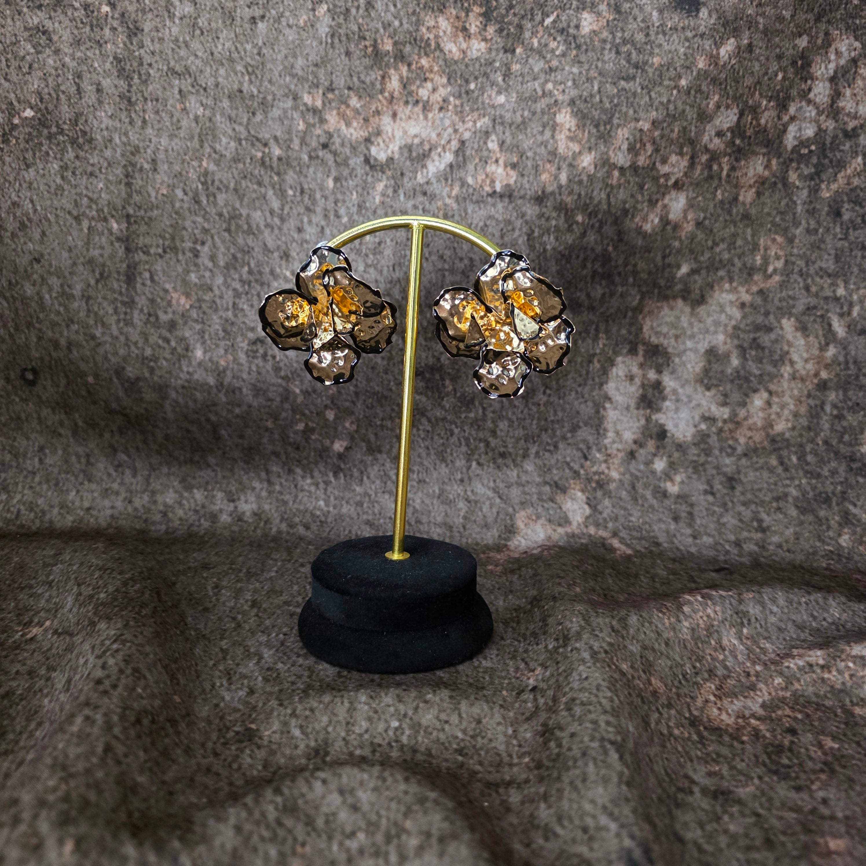 3d Cluster flower with hint of black