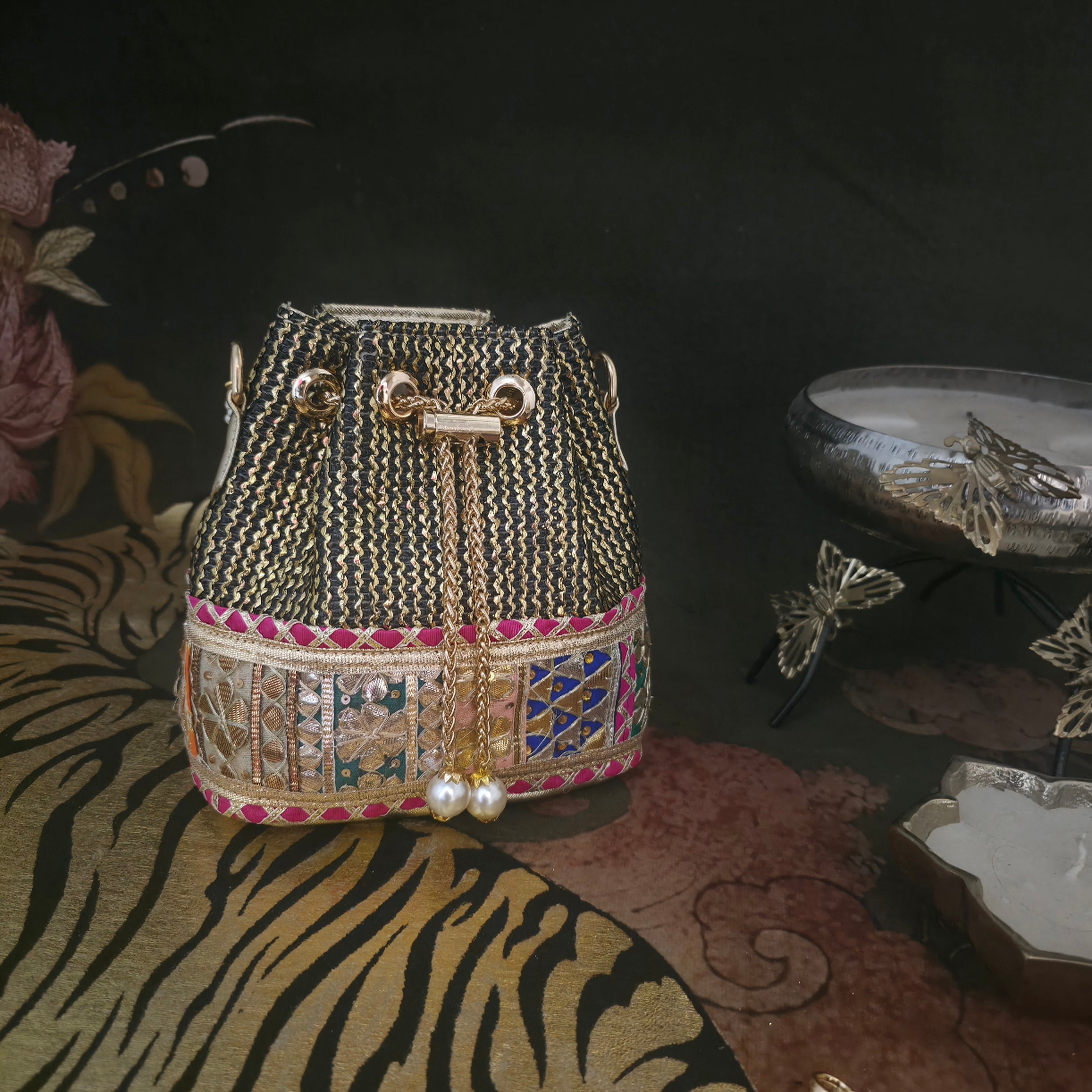 Gotapatti bucket bag in shades of black Secondary image