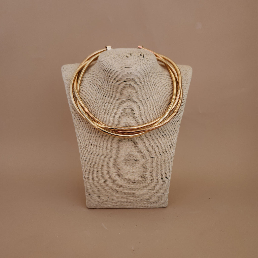 String necklace in gold