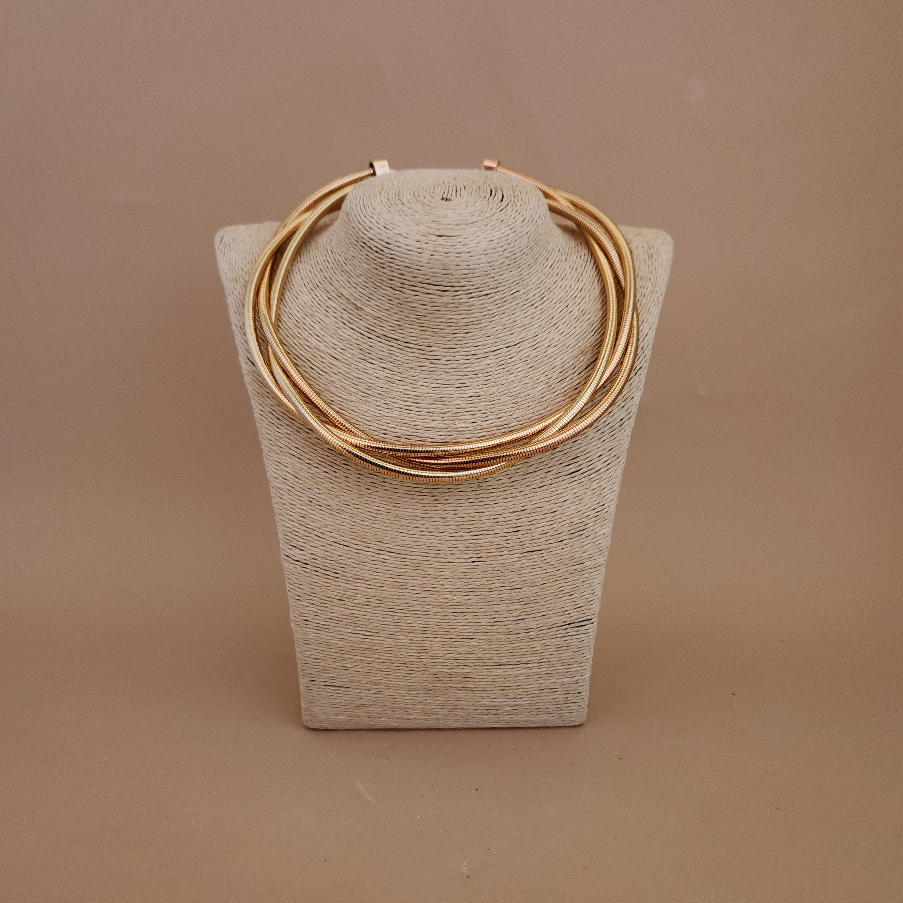 String necklace in gold