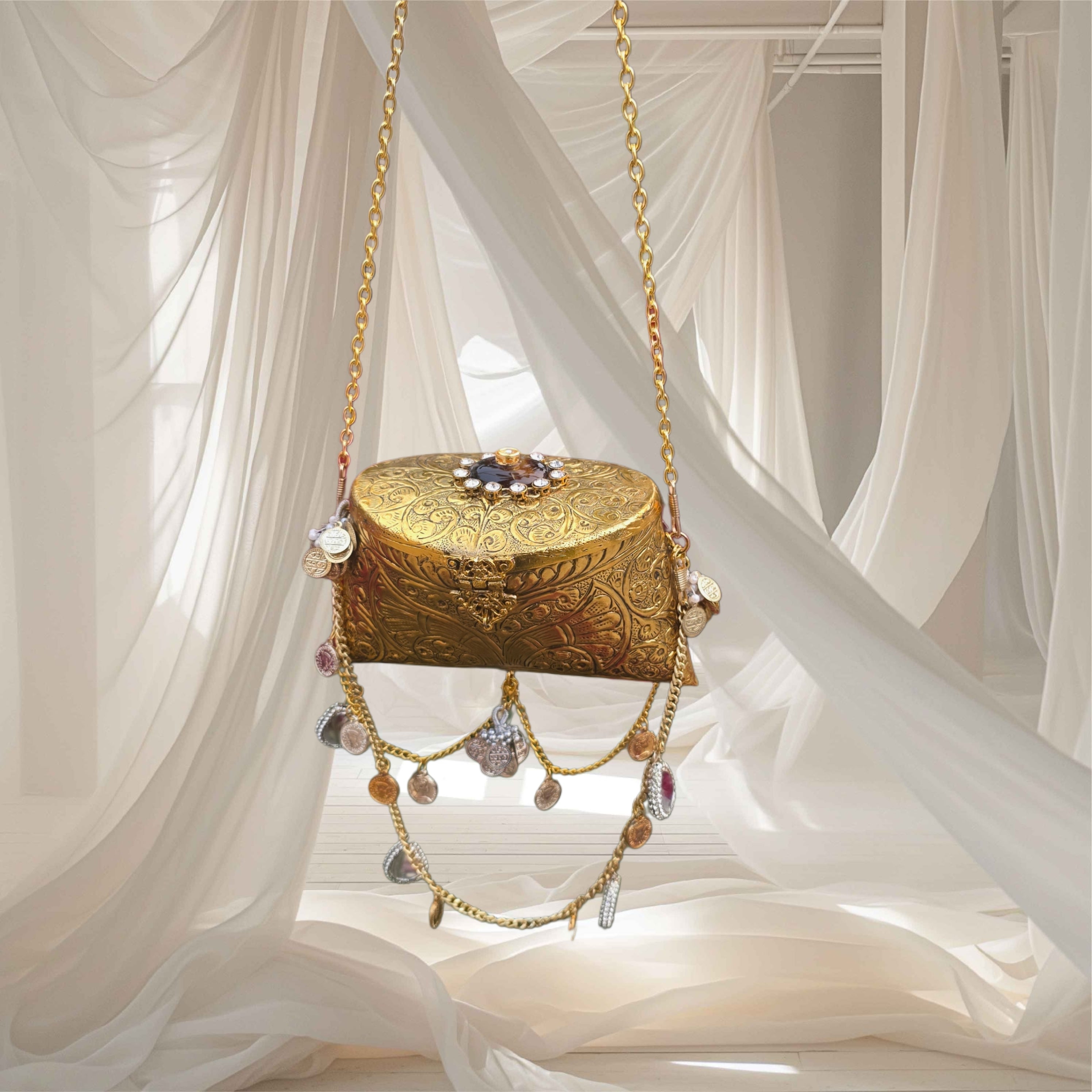Aysha bag in antique gold Secondary image