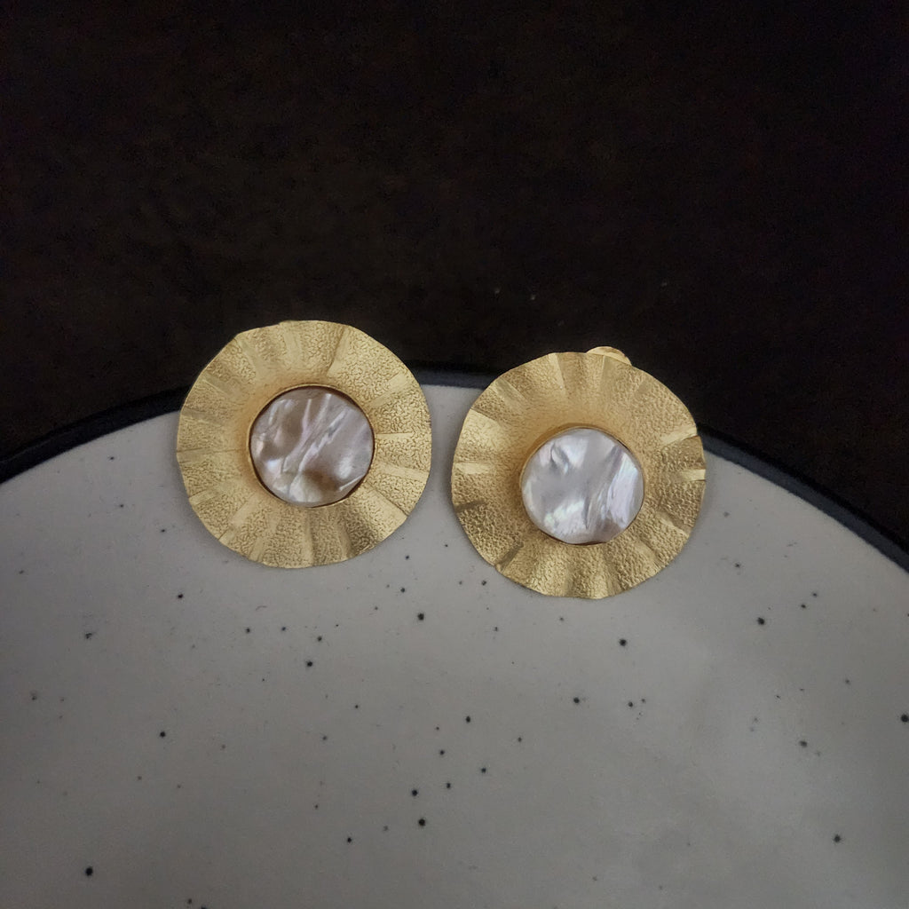 Hammered pearl chip studs