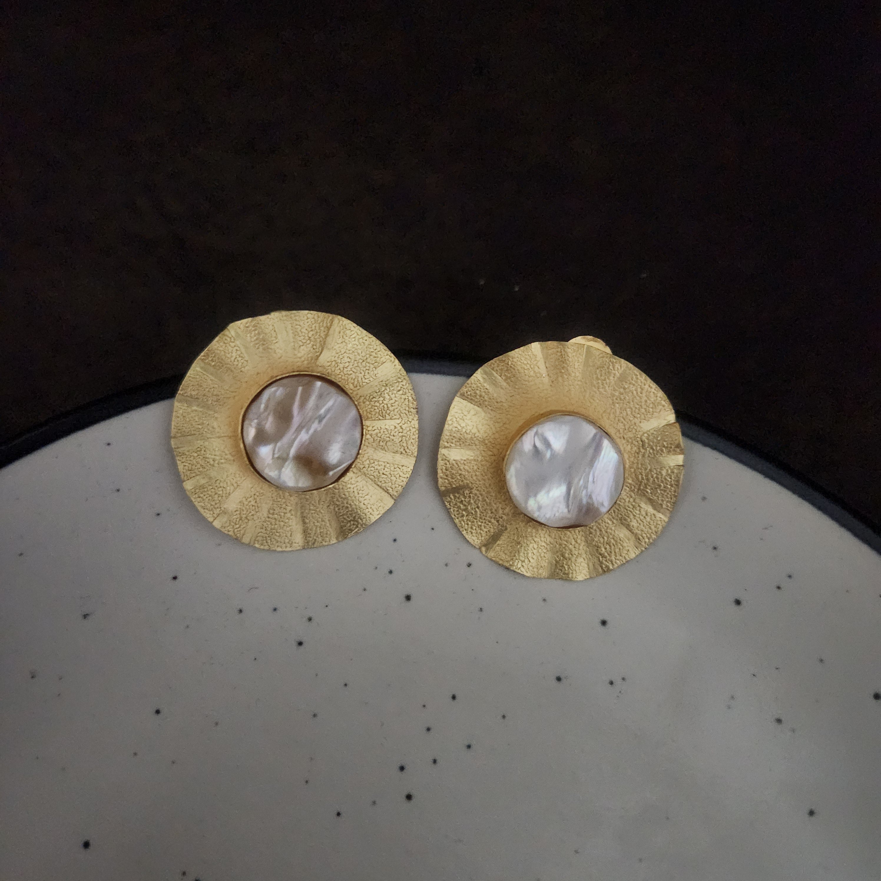 Hammered pearl chip studs