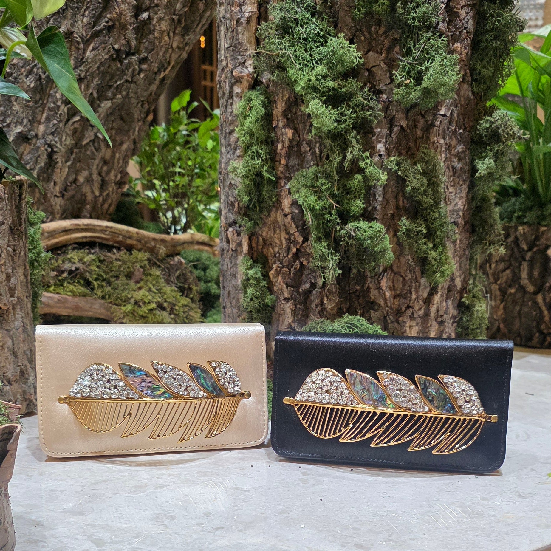 Abalone crystal leaf handle clutch Main image