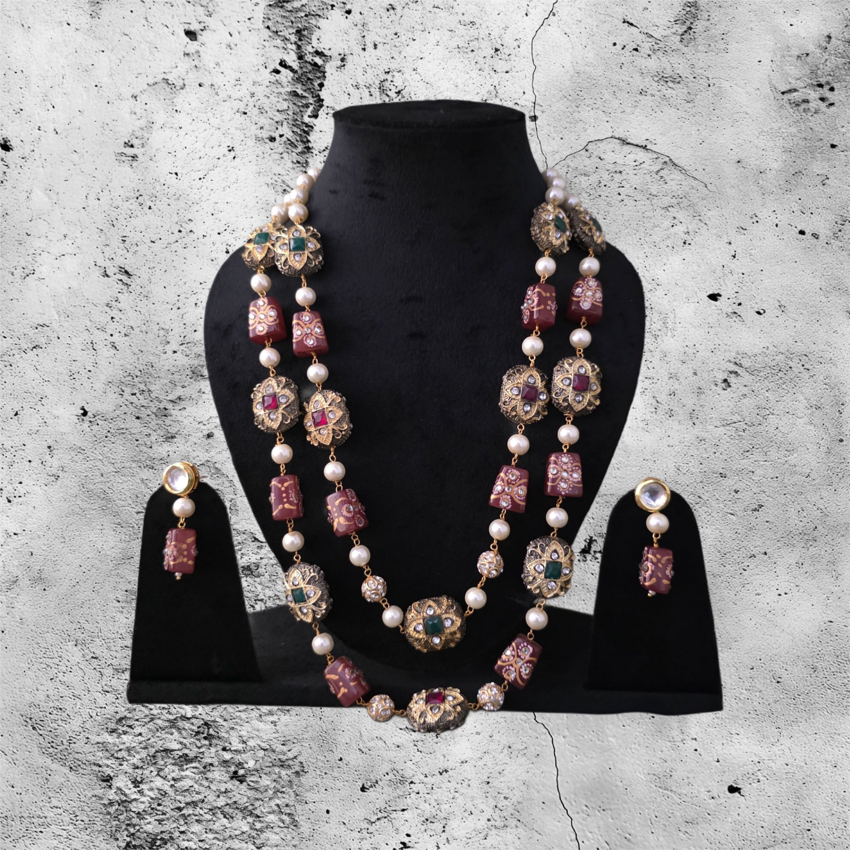Two layer necklace set with hint if red