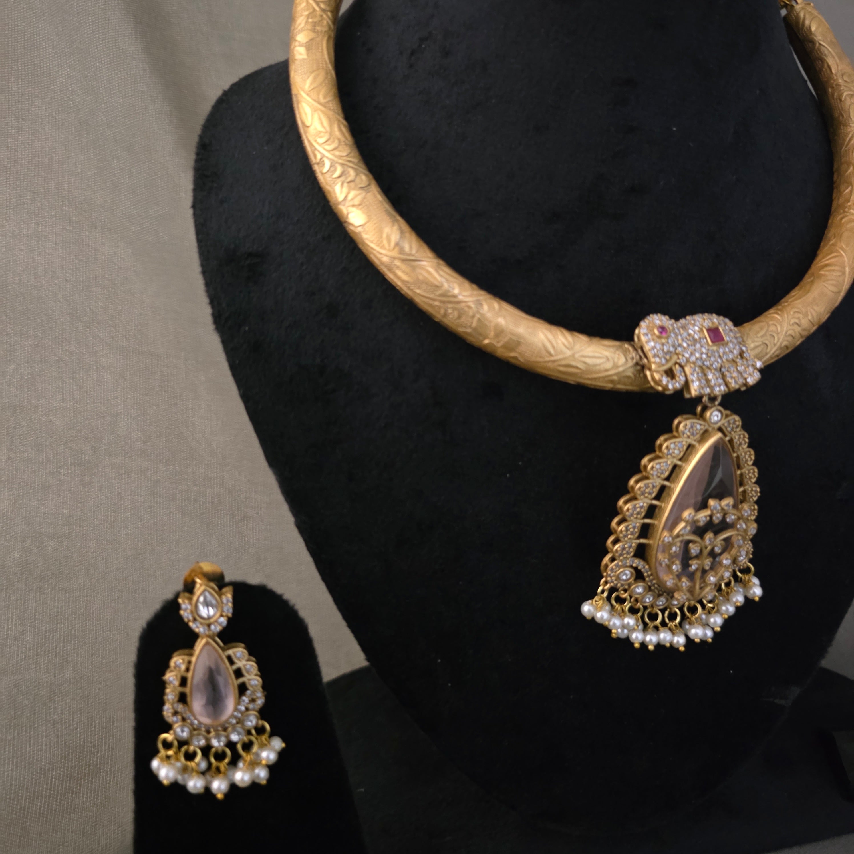 Elephant pendant hasli style choker
