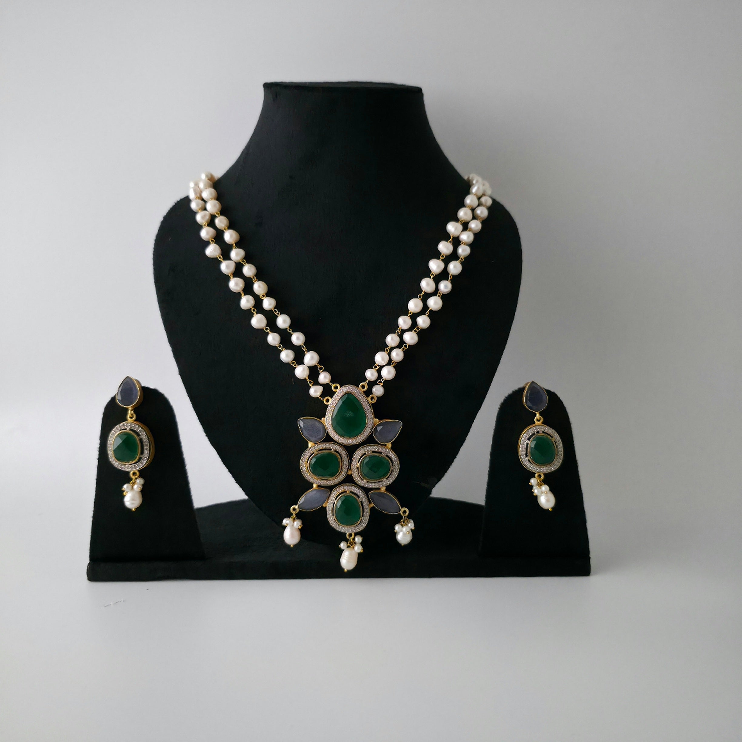 Inaya Necklace Set Main image