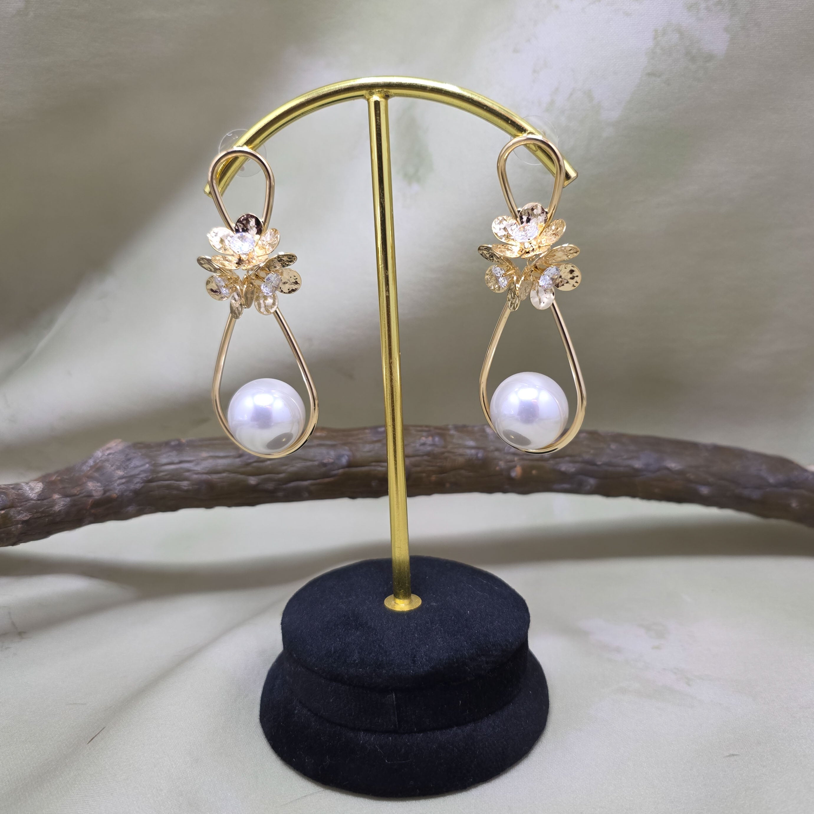 Multi knot pearl flower dangler Main image