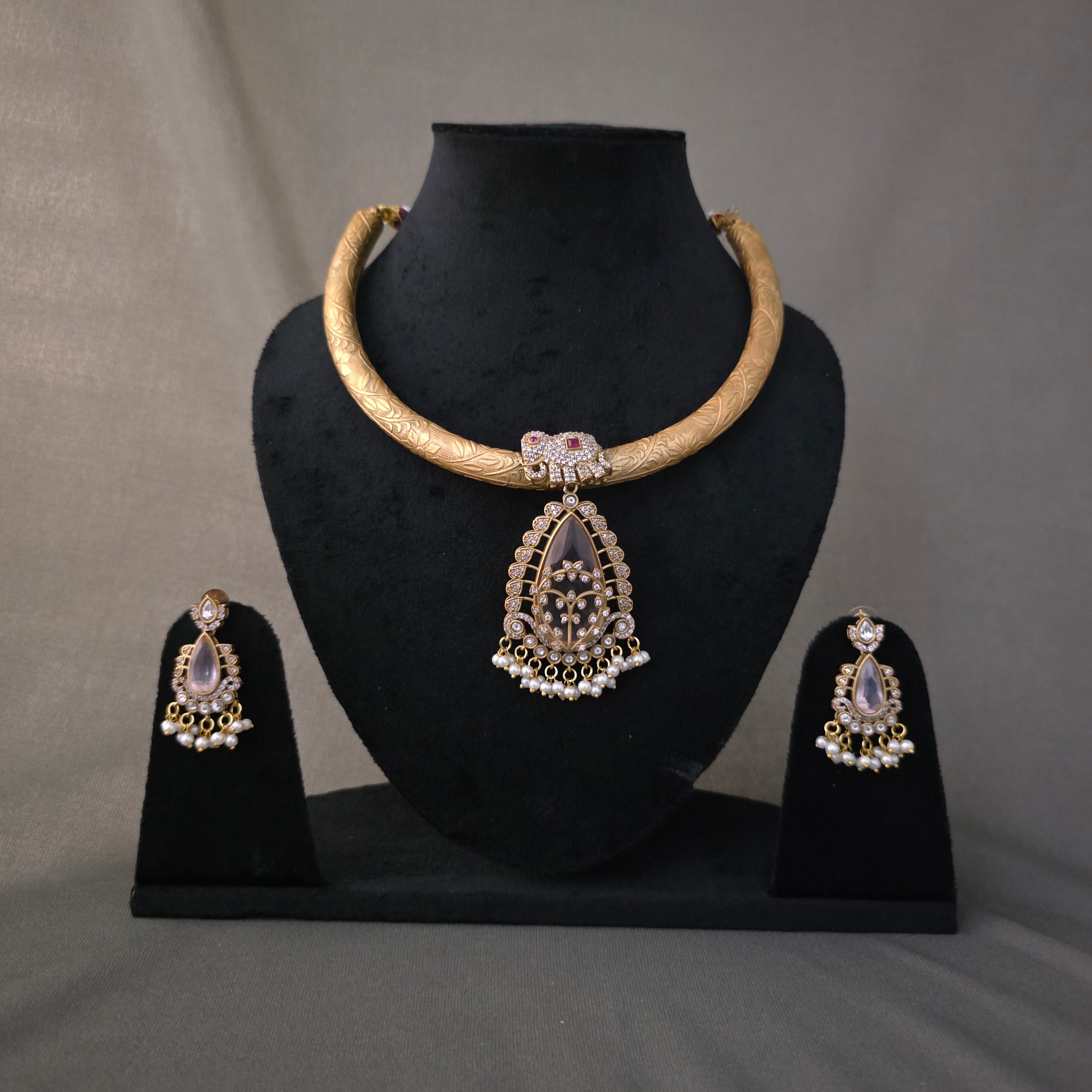 Elephant pendant hasli style choker Main image