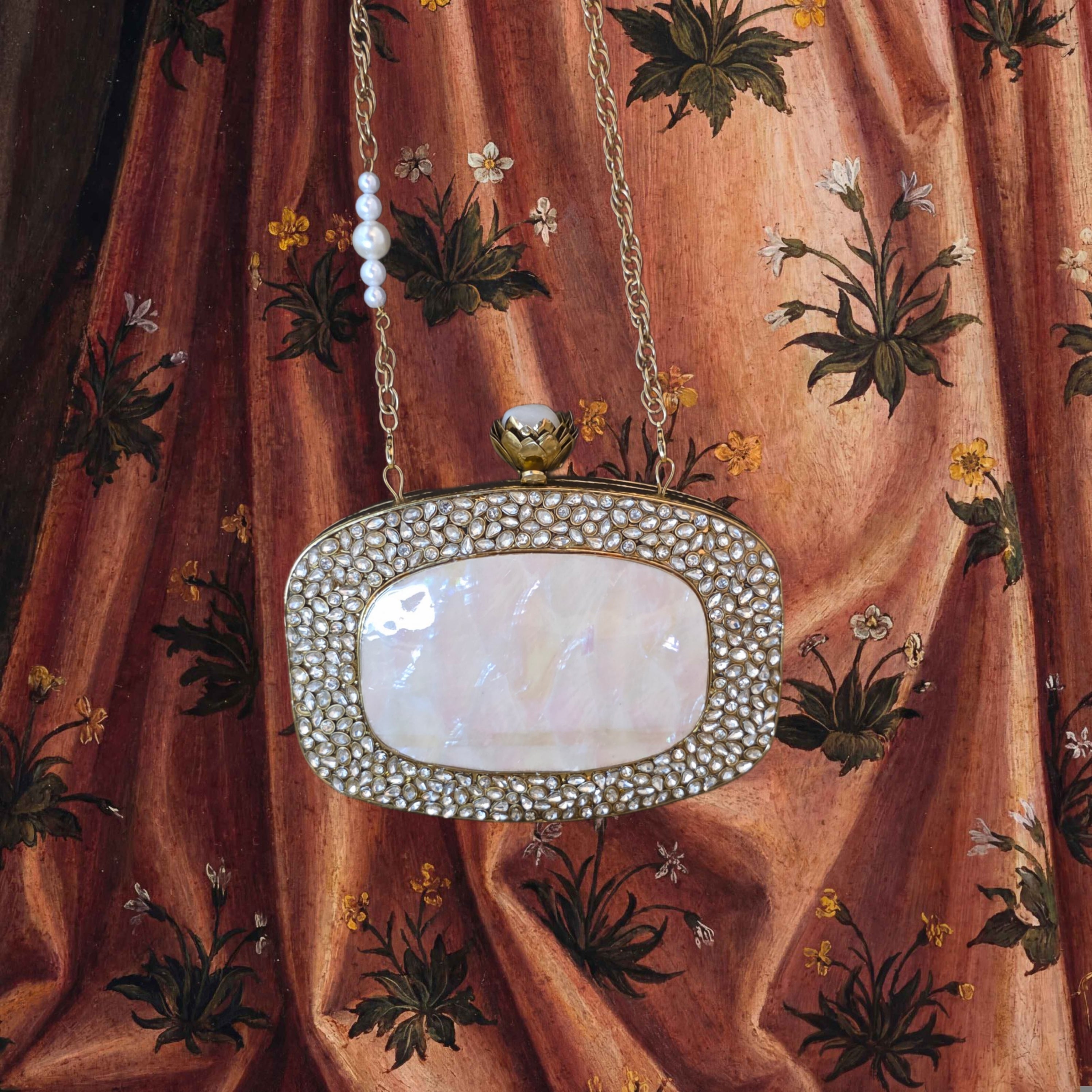 Lira clutch bag