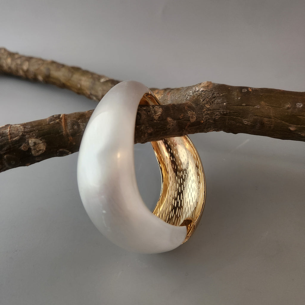 Dual tone broad cuff