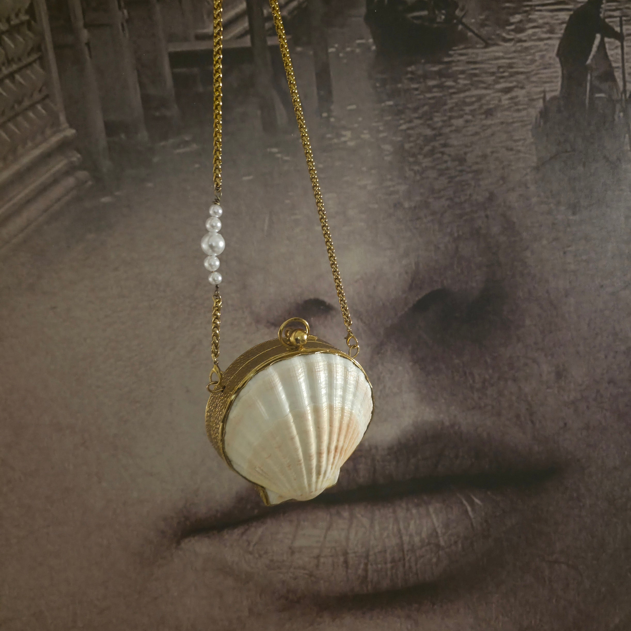 Sea shell mini clutch Main image