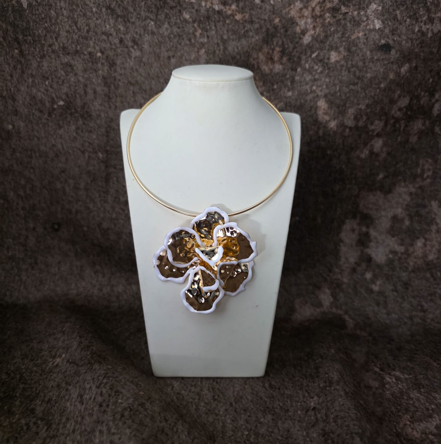 Cluster flower neckpiece gold and white