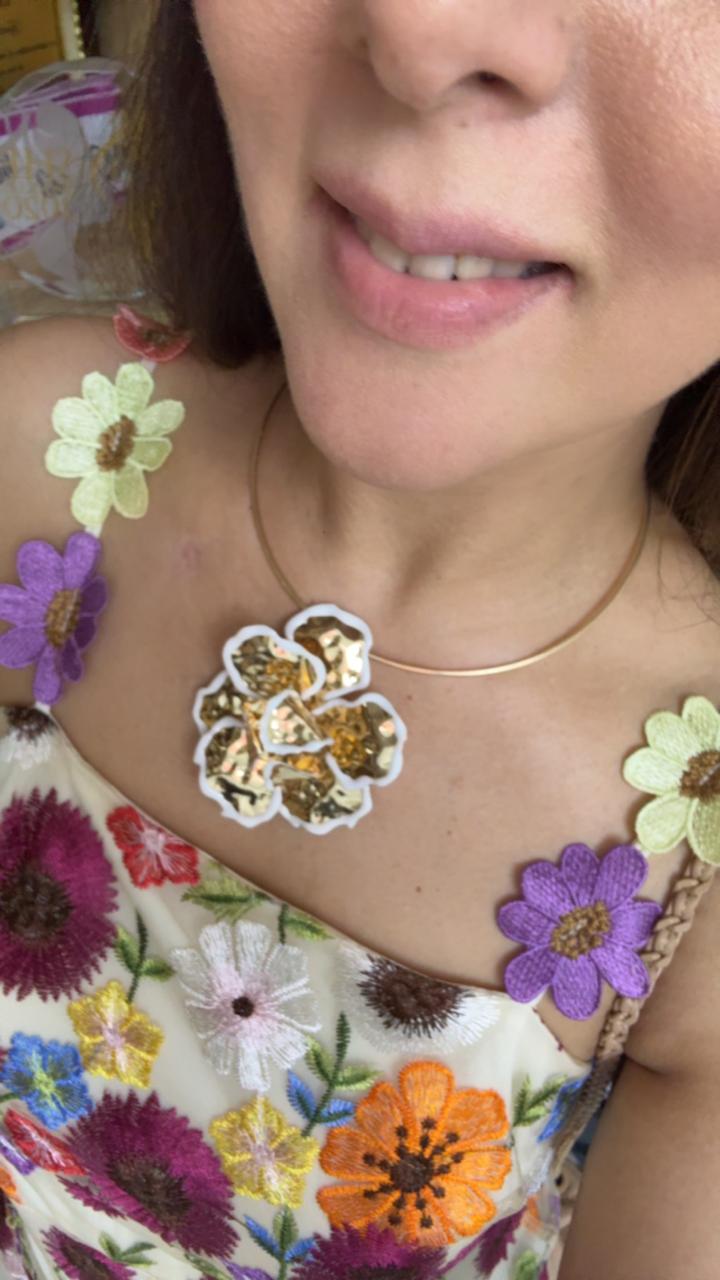Cluster flower neckpiece gold and white