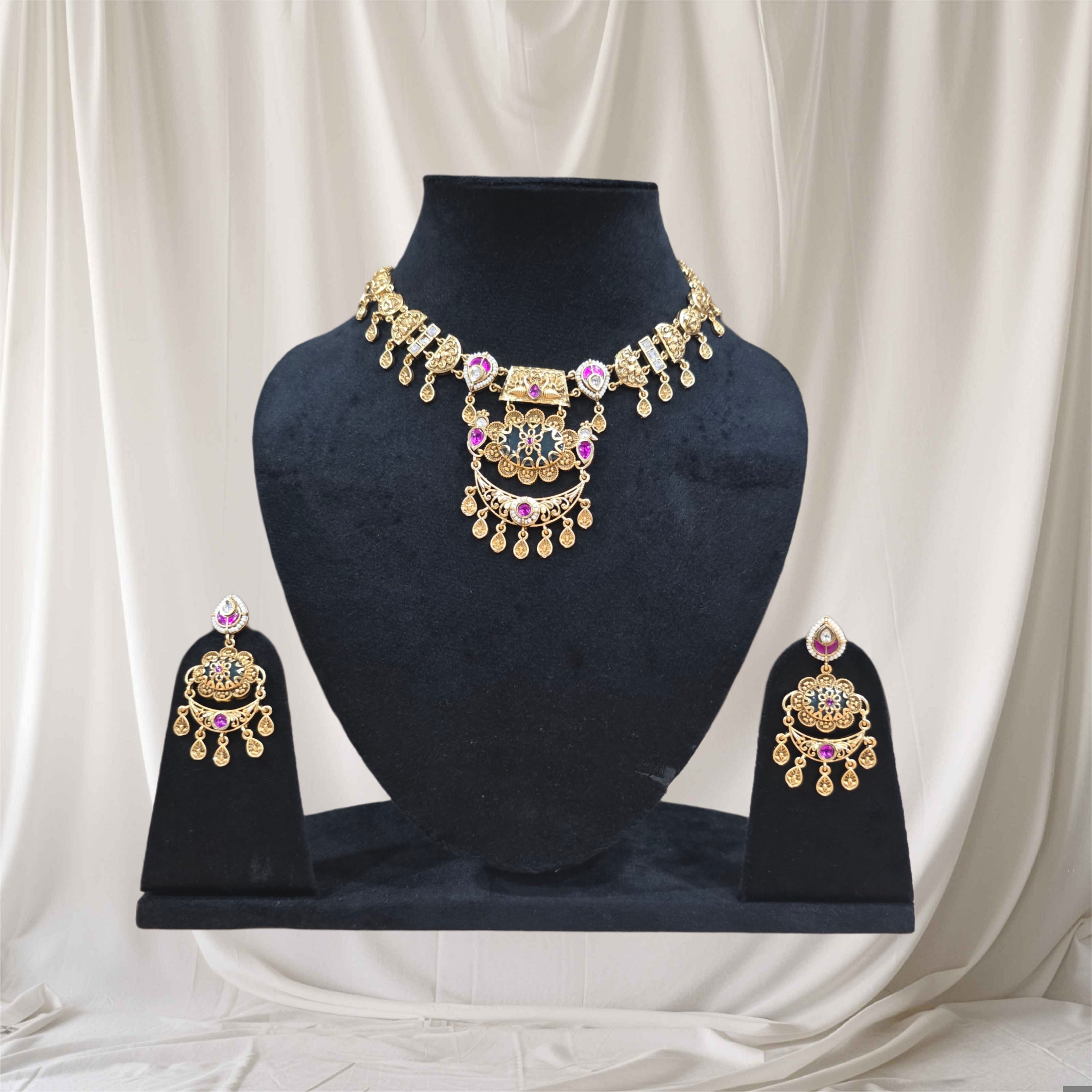 Nura necklace set Secondary image