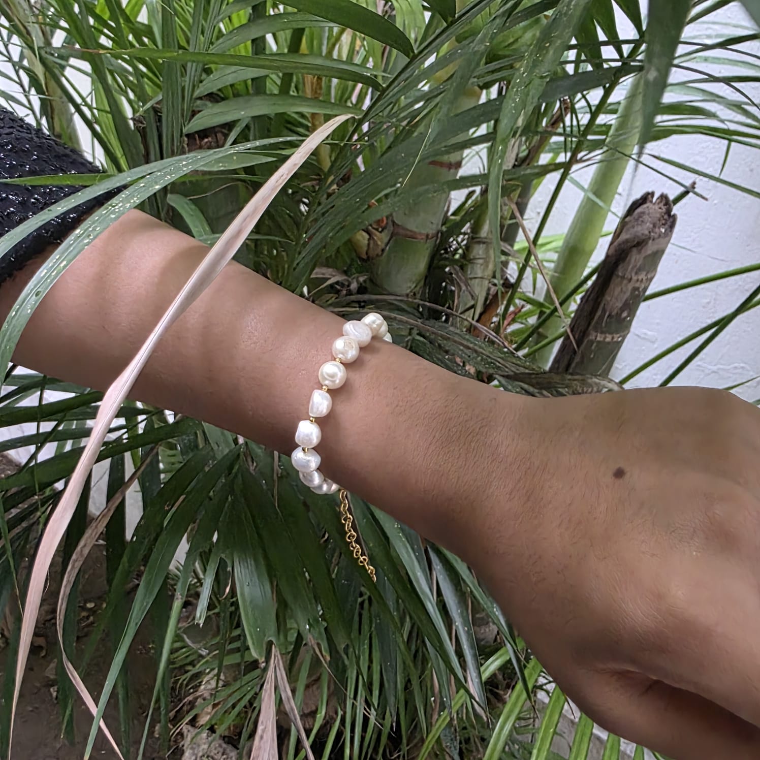 Dainty baroque pearl bracelet