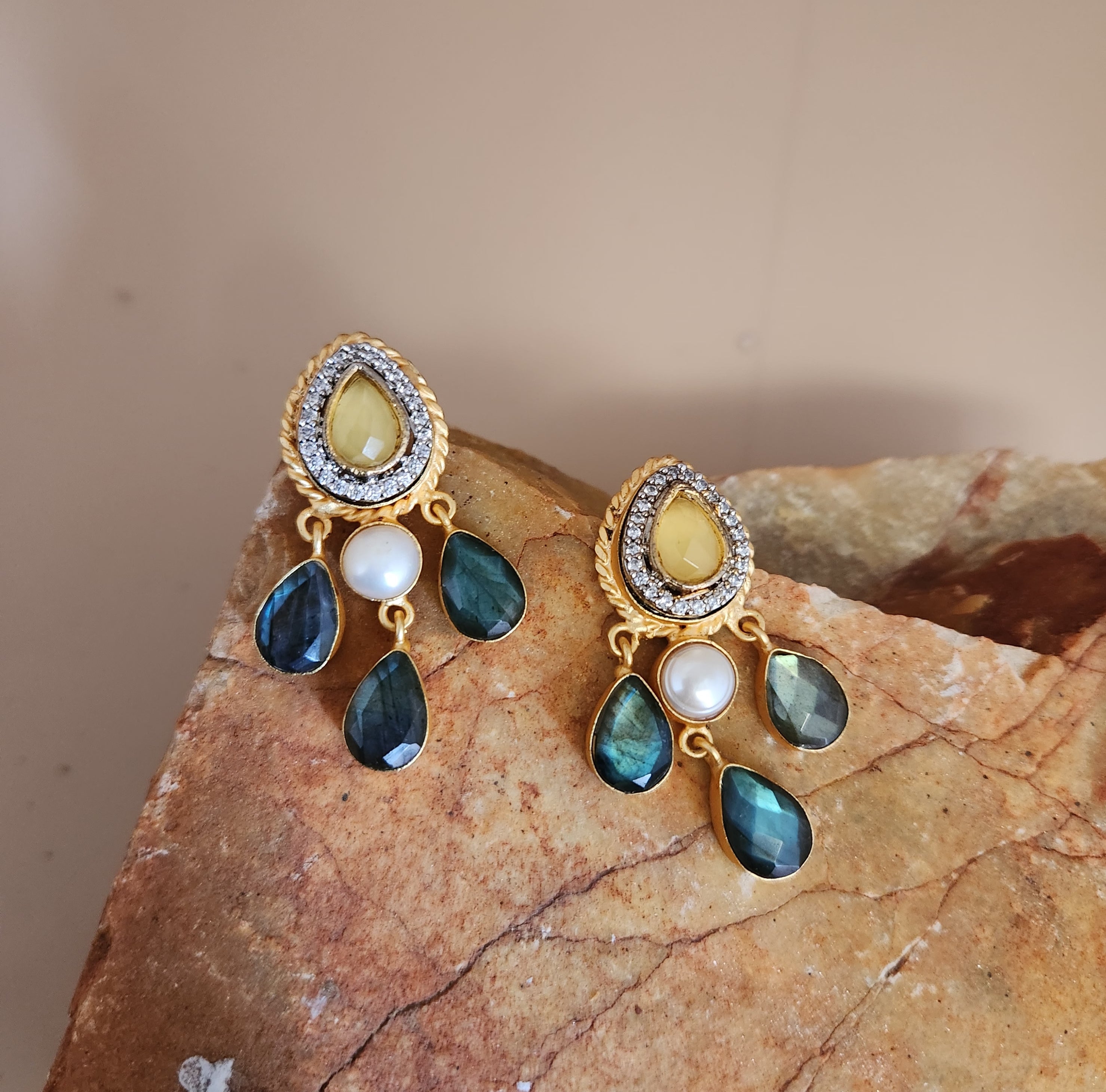 Labradorite Droplet with hint of yellow Main image