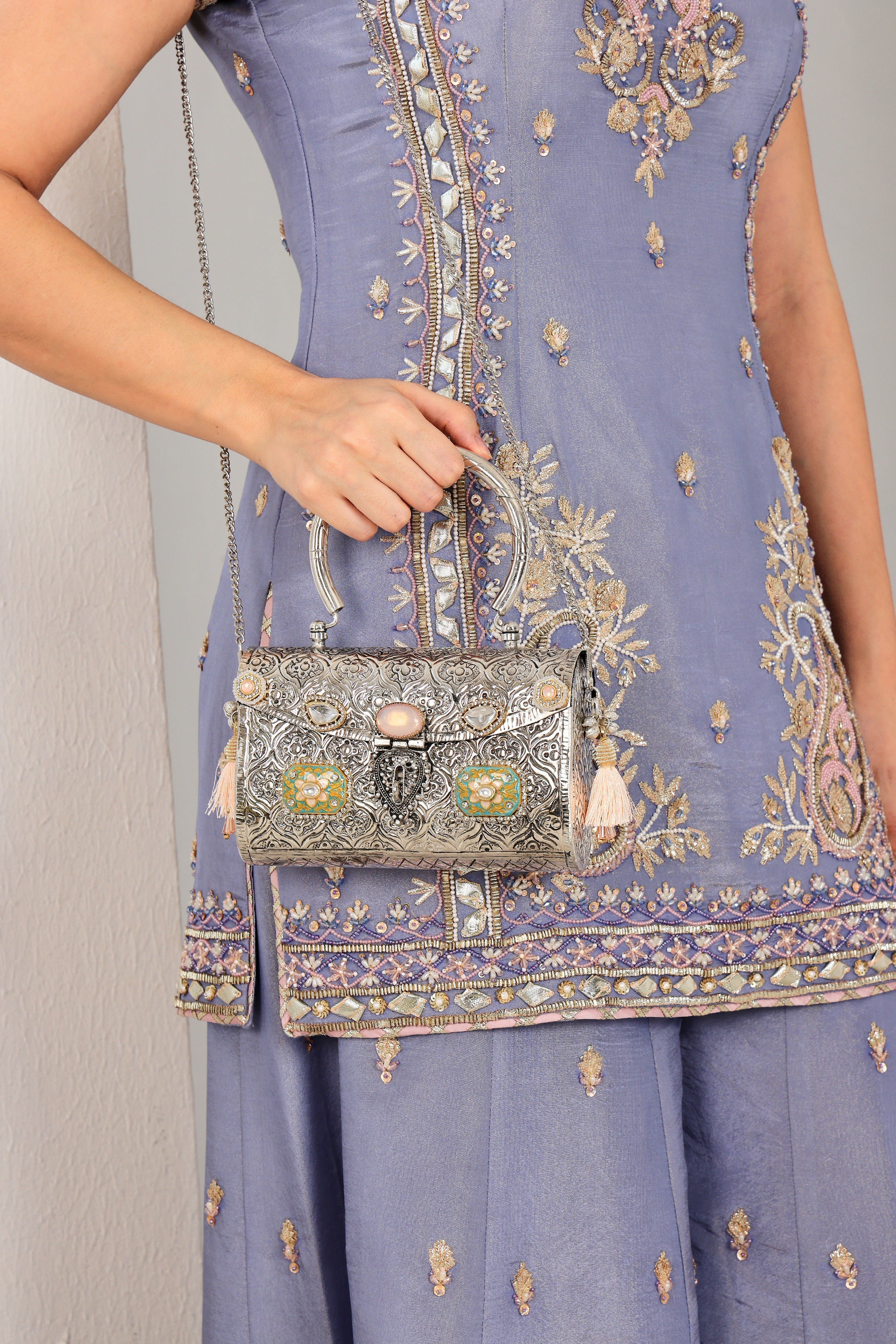 Divisha bag in silver Secondary image