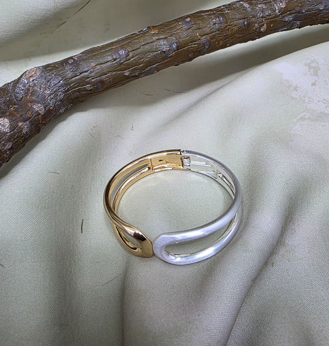 Dual shade hollow U cuff