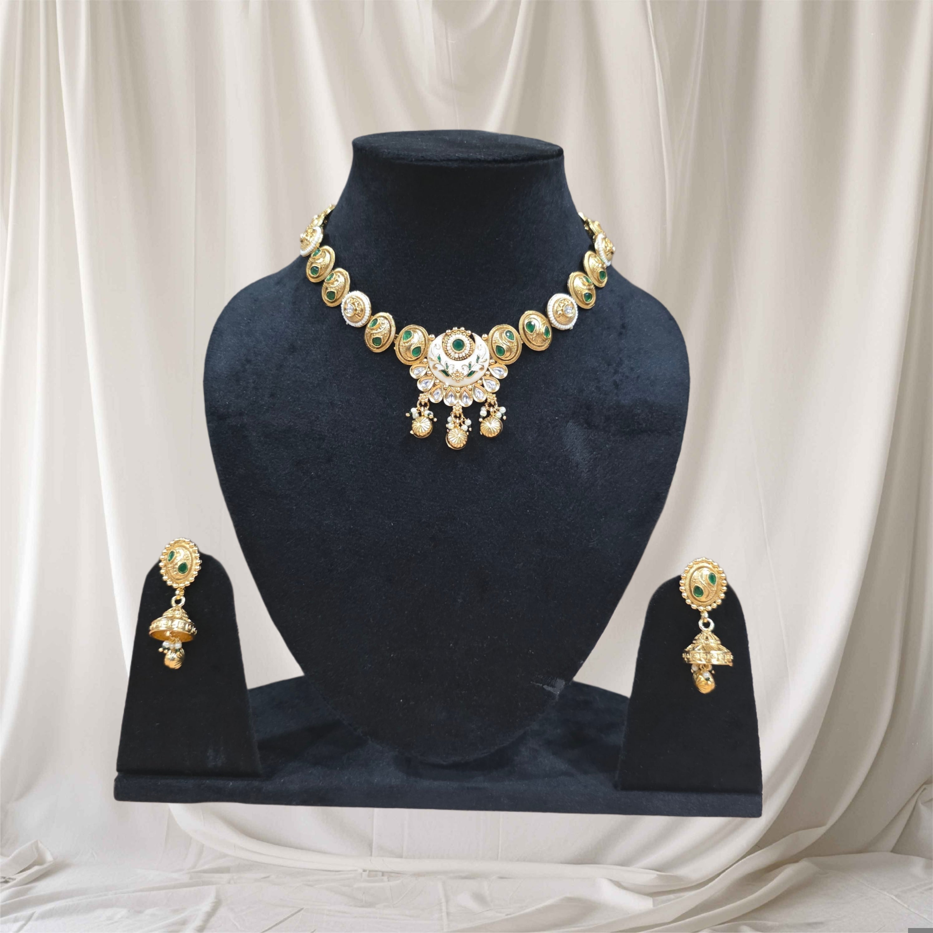 Nadira necklace set Secondary image